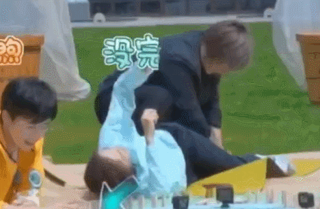 吴谨言在地上哀嚎不断.gif
